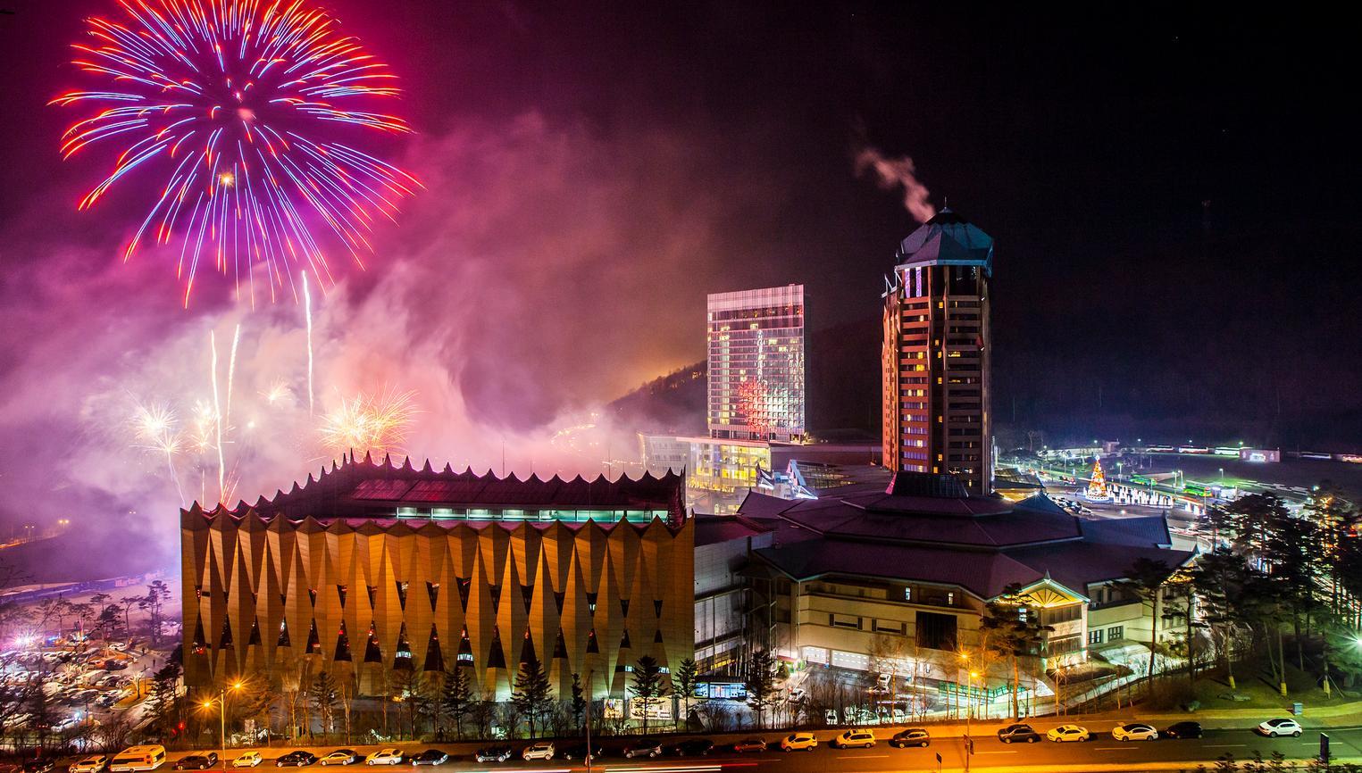 강원 정선군의 강원랜드 야경. 강원랜드는 국내 유일의 내국인 출입 카지노와 호텔, 골프장, 스키장, 워터월드 등을 갖춘 사계절 종합관광지다. 강원랜드 제공