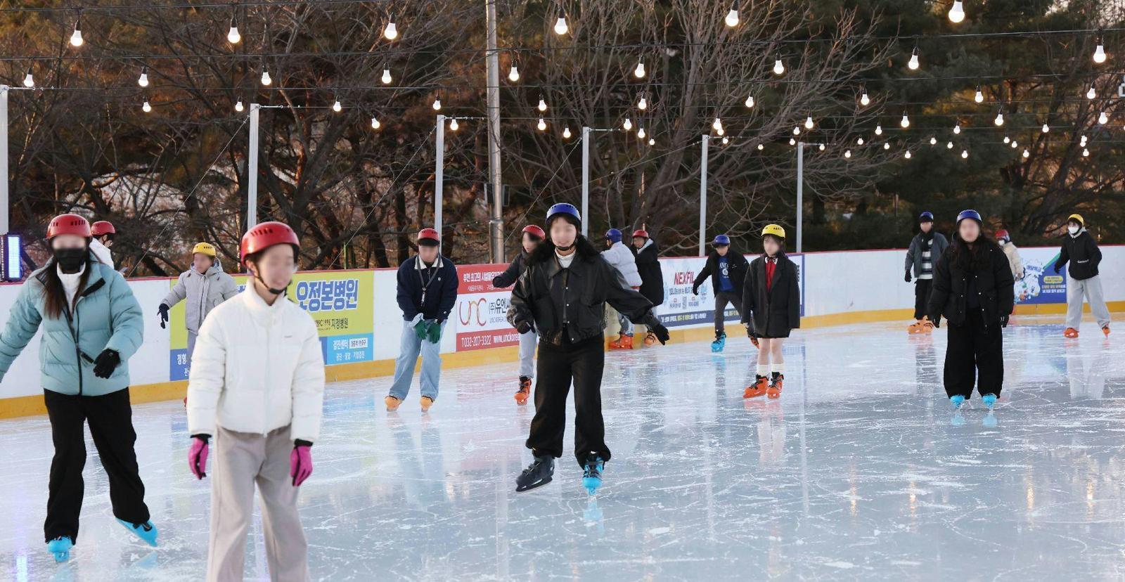 경기 부천시가 부천종합운동장에 설치한 아이스링크에서 어린이들이 스케이트를 타고 있다. 부천시 제공