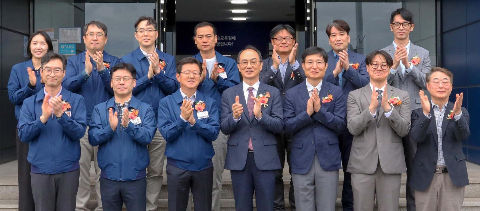 현대자동차 울산기술교육원에 만든 제1호 ‘에지캠(EdgeCam)’ 현판식이 올해 10월 21일 열렸다. 에지캠은 산업 현장과 캠퍼스를 잇는 실무 중심 교육 공간이다. 울산대 제공