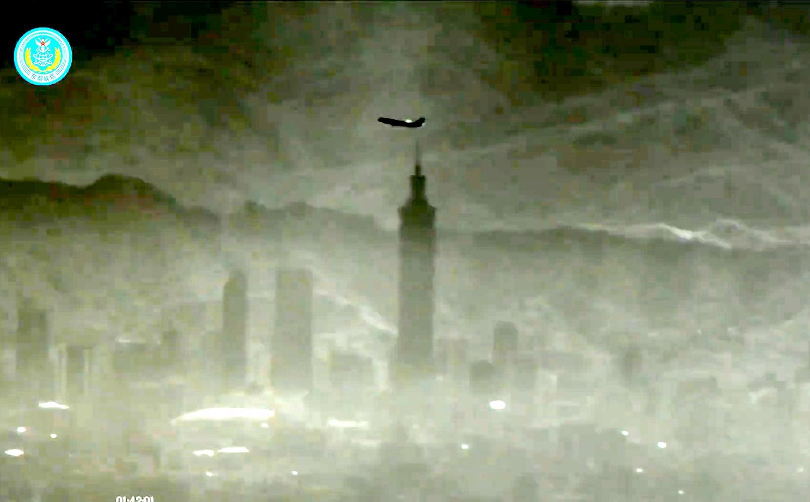 29일 중국군이 드론으로 촬영해 공개한 대만 타이베이의 초고층 건물 ‘타이베이101’ 영상. 사진 출처 X