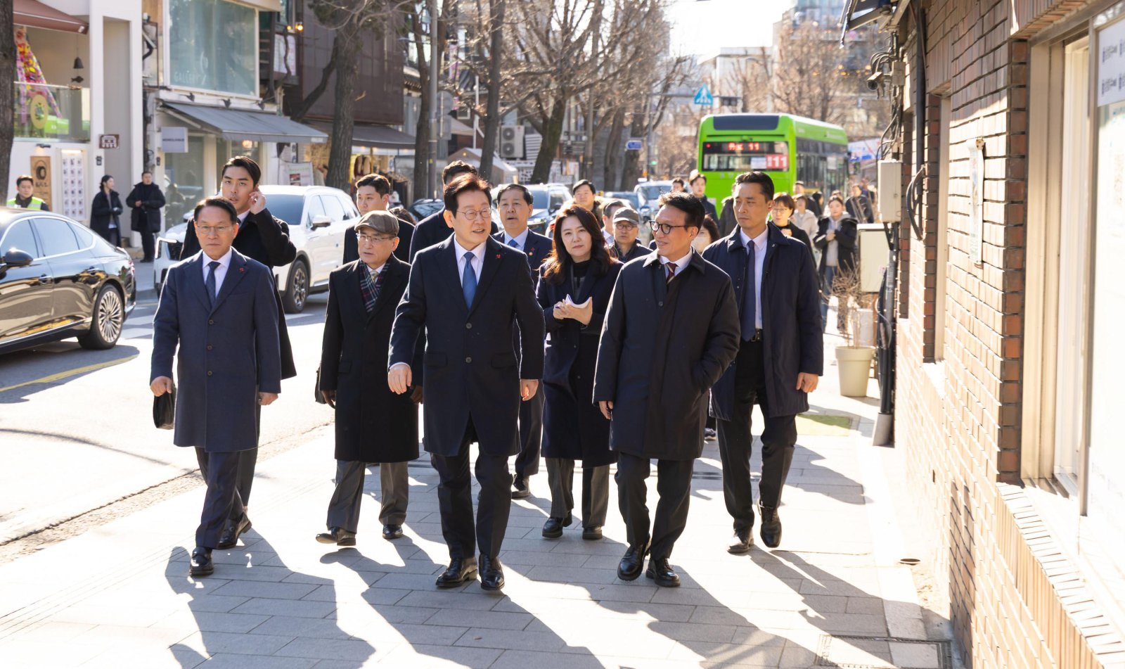 이재명 대통령이 30일 김민석 국무총리, 구윤철 경제부총리 겸 기획재정부 장관, 위성락 안보실장 등 국무회의 참석자들과 오찬을 하기 위해 서울 삼청동 길을 걷고 있다. 2025.12.30. 청와대 제공