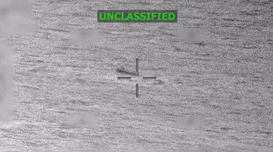 29일 미군이 공개한 영상에서 동태평양을 항해하는 마약 운반 의심 선박을 향해 미사일을 겨냥하고 있다. 이날 도널드 트럼프 미국 대통령은 미국이 베네수엘라에서 첫 지상 작전을 수행했다고 밝혔다. 사진 출처 미군 남부사령부 X