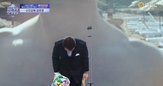 전현무가 MBC 공개홀에서 열린 ‘2025 MBC 방송연예대상’에서 올해의 예능인상 수상자로 무대에 올라 소감을 말하고 고개를 숙였다. 뉴시스