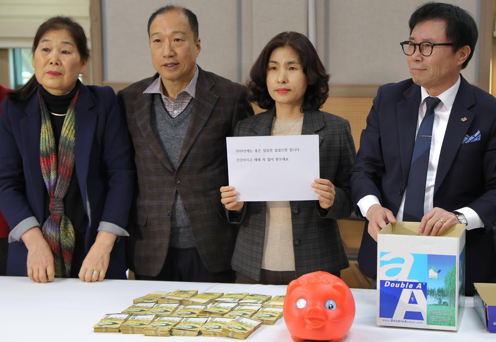 30일 전북 전주시 노송동주민센터에서 직원들이 ‘얼굴없는 천사’가 전달한 편지를 선보이고 있다. 얼굴없는천사는 성금과 함께 “2026년에는 좋은 일들만 있었으면 합니다. 건강하시고 새해 복 많이 받으세요.” 라고 적힌 편지를 함께 보내왔다. 2025.12.30. [전주=뉴시스]