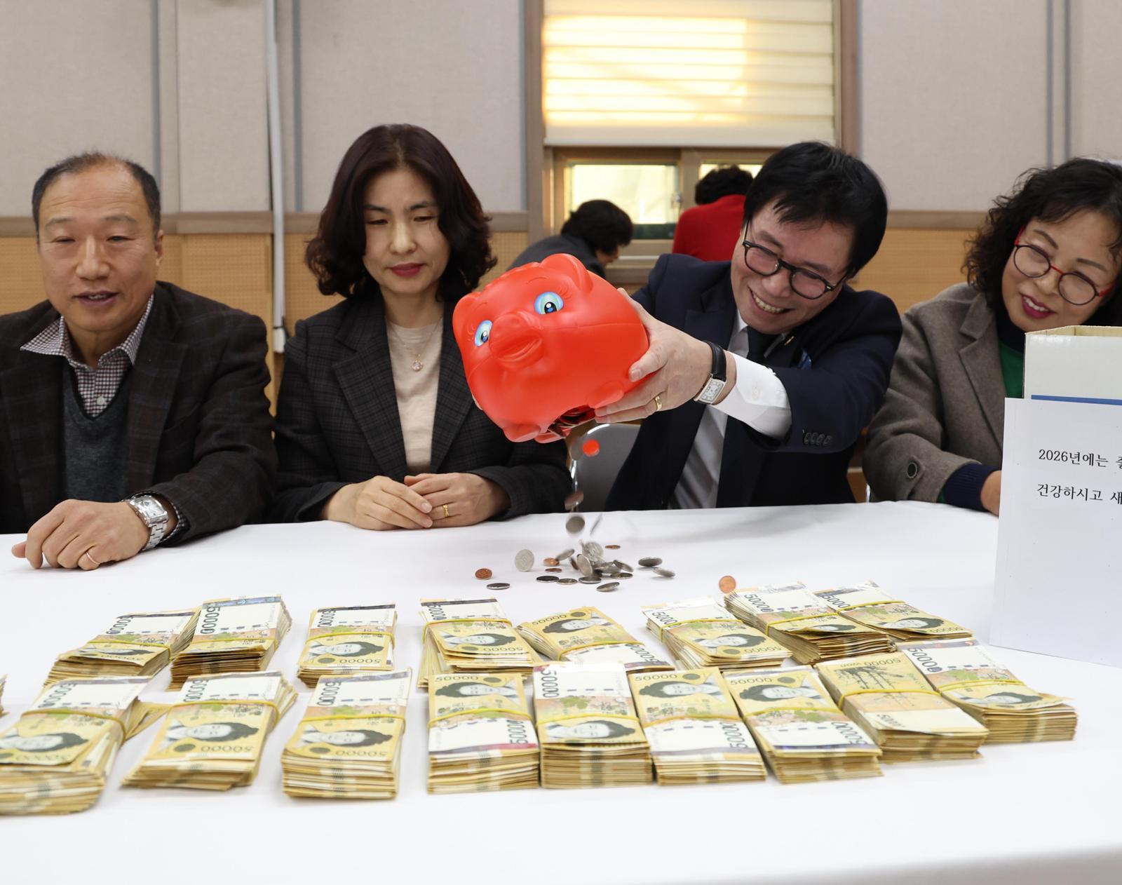 30일 전북 전주시 완산구 노송동주민센터 직원들이 ‘얼굴 없는 천사’가 놓고 간 성금을 세고 있다. 전주시 제공