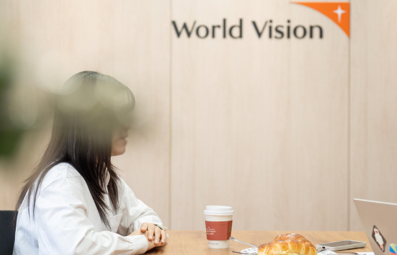 하트힐링 사업에 참여한 진희(가명)가 월드비전 담당자와 이야기를 나누고 있다. 월드비전 제공