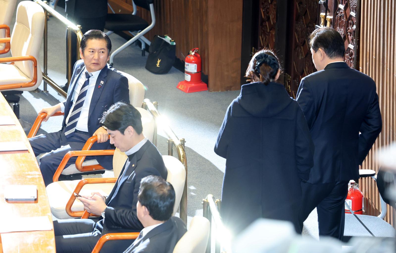 정청래 민주당 대표가 24일 오후 국회 본회의장에서 열린 제430회국회(임시회) 제2차 본회의에서 김병기 더불어민주당 원내대표가 강선우 의원과 나가는 것을 쳐다보고 있다.