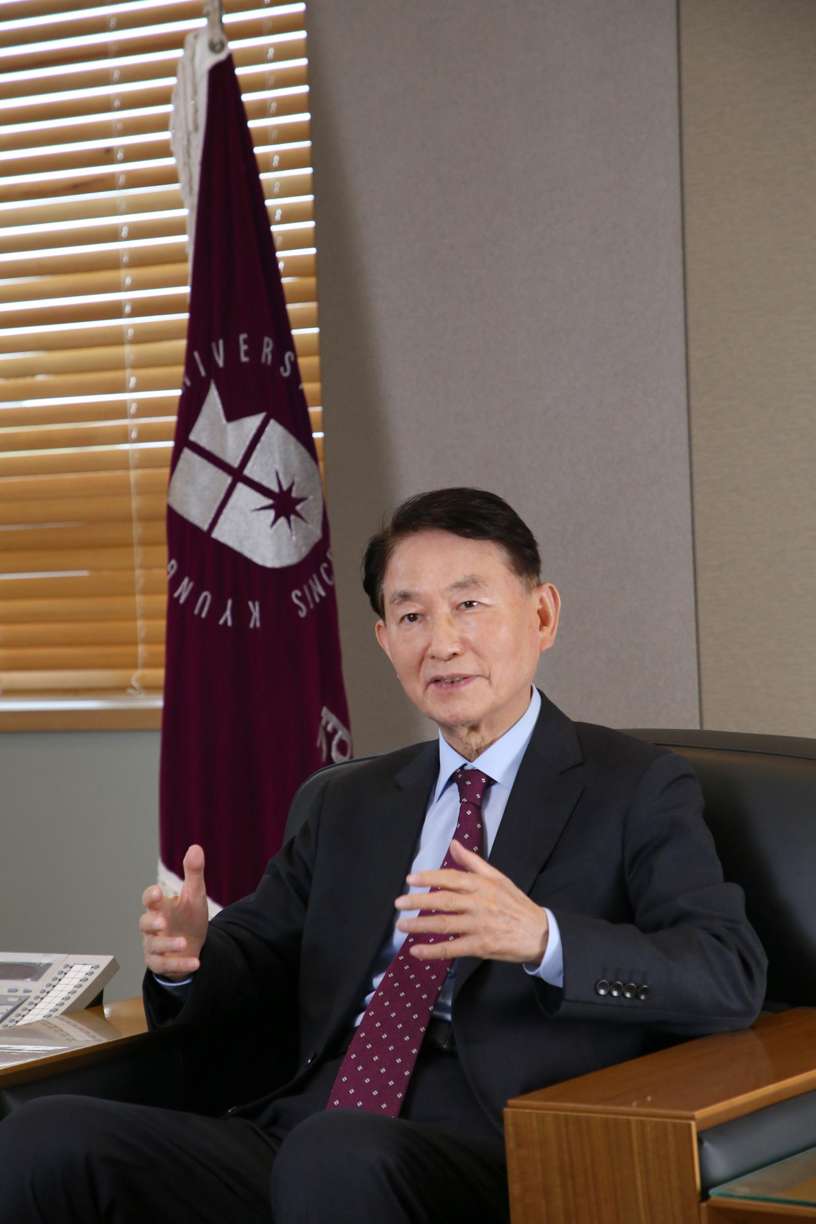 이종근 경성대 총장이 26일 부산 남구 경성대학교 총장 집무실에서 동아일보와 인터뷰를 하고 있다. 그는 “글로컬 대학 30 사업을 통해 한류 문화를 선도하는 대학을 만들 것”이라고 말했다. 경성대 제공