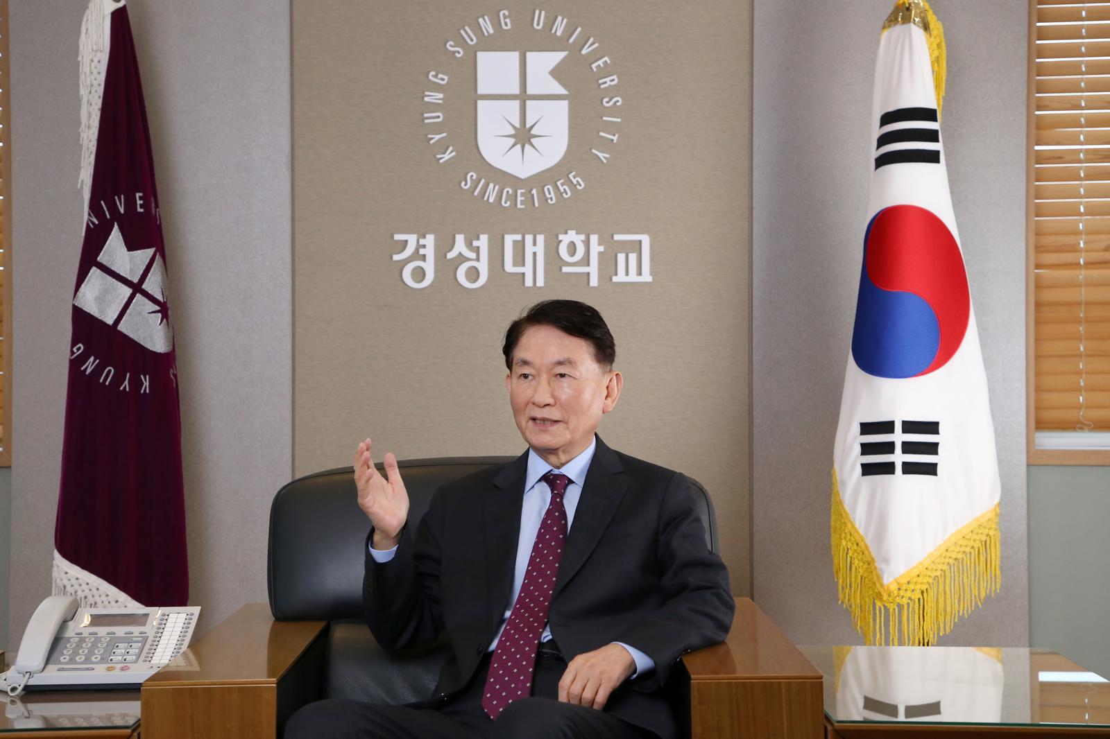 이종근 경성대 총장이 26일 부산 남구 경성대학교 총장 집무실에서 동아일보와 인터뷰를 하고 있다. 그는 “글로컬 대학 30 사업을 통해 한류 문화를 선도하는 대학을 만들 것”이라고 말했다. 경성대 제공