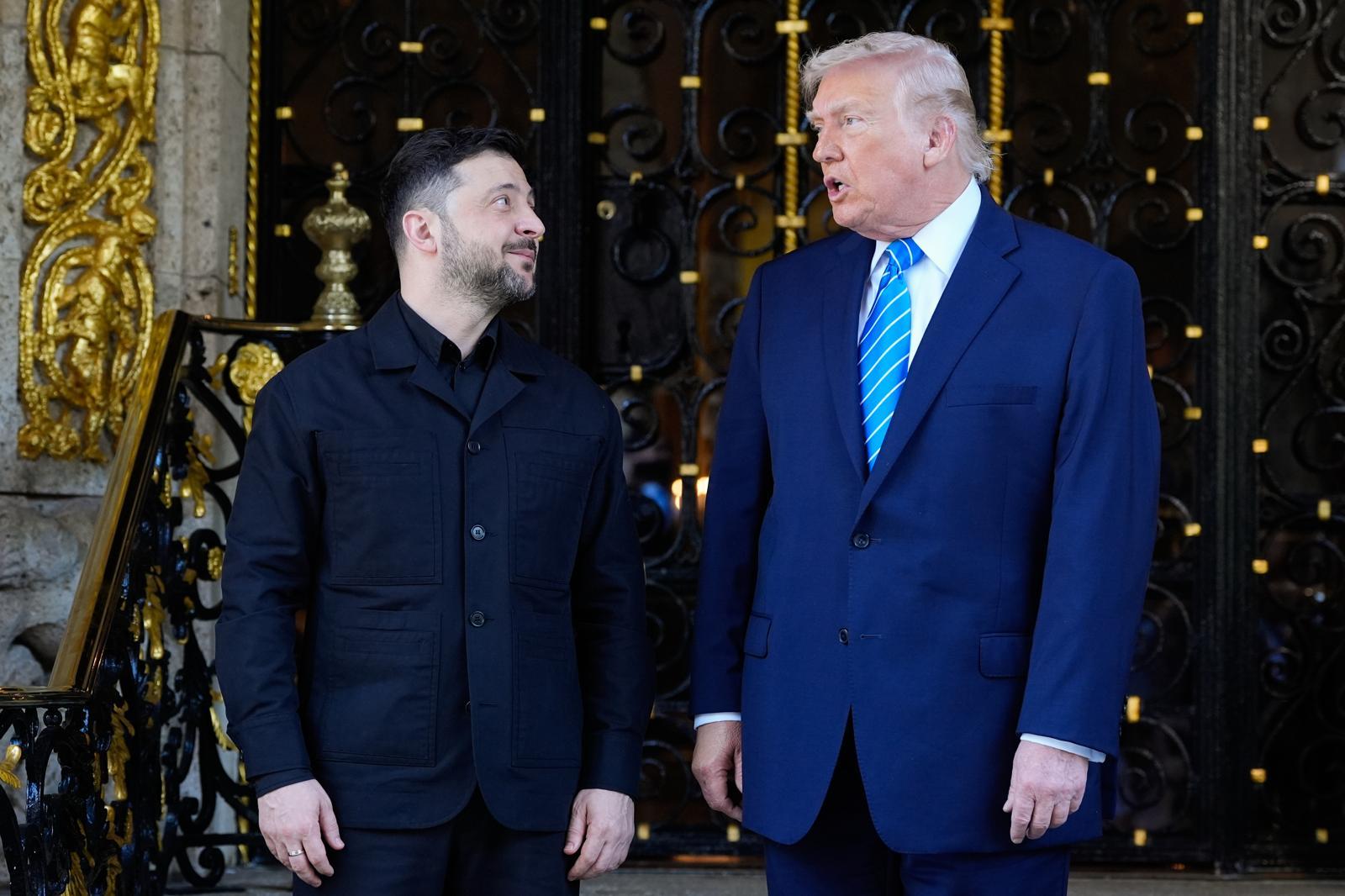 도널드 트럼프 미국 대통령(오른쪽)이 우크라이나 종전안을 논의하기 위해 플로리다주 팜비치 마러라고 저택에 도착한 볼로디미르 젤렌스키 우크라이나 대통령을 맞이하고 있다. 2025.12.29. 팜비치=AP/뉴시스