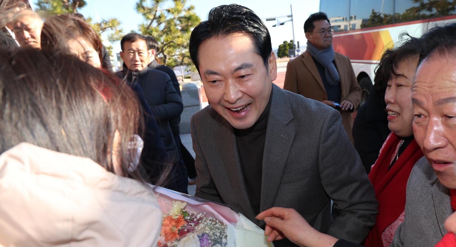 30일 전북 김제를 방문한 국민의힘 장동혁 대표(가운데)가 지지자들과 인사를 나누고 있다. 김제=뉴스1