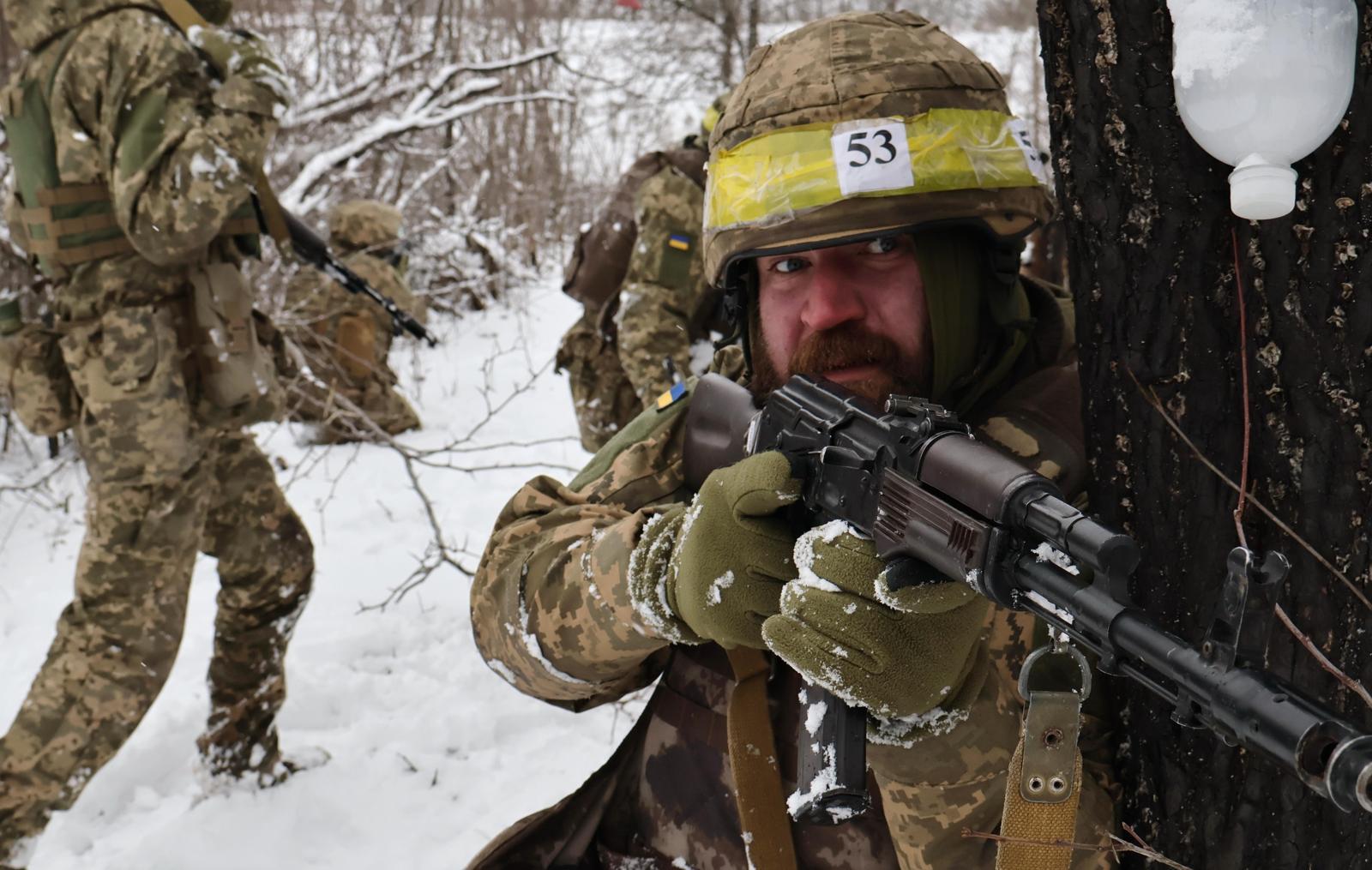 우크라 신병 눈밭에서 맹훈
29일 우크라이나 남동부 자포리자의 훈련장에서 우크라이나군 신병들이 훈련에 참여하고 있다. 미국의 중재로 우크라이나 전쟁의 종전 협상이 진행 중인 가운데, 러시아는 이날 우크라이나가 러시아 대통령 관저에 공격을 시도했다고 주장하며 협상 재검토와 보복 공격을 시사했다. 우크라이나 측은 공격할 구실을 만들기 위한 러시아의 조작이라며 반발했다. 자포리자=AP 뉴시스