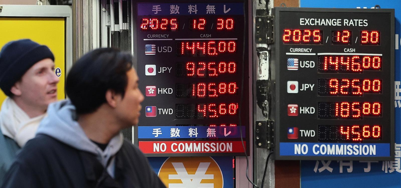 30일 서울 중구 명동 환전소 전광판에 환율 시세가 표시돼 있다. 올해 마지막 주간 거래를 마친 이날 원-달러 환율은 1439.0원으로 마감했다. 올해 연평균 원-달러 환율은 1421.97원으로 외환위기 직후인 1998년 이후 가장 높은 수준을 보였다. 뉴스1