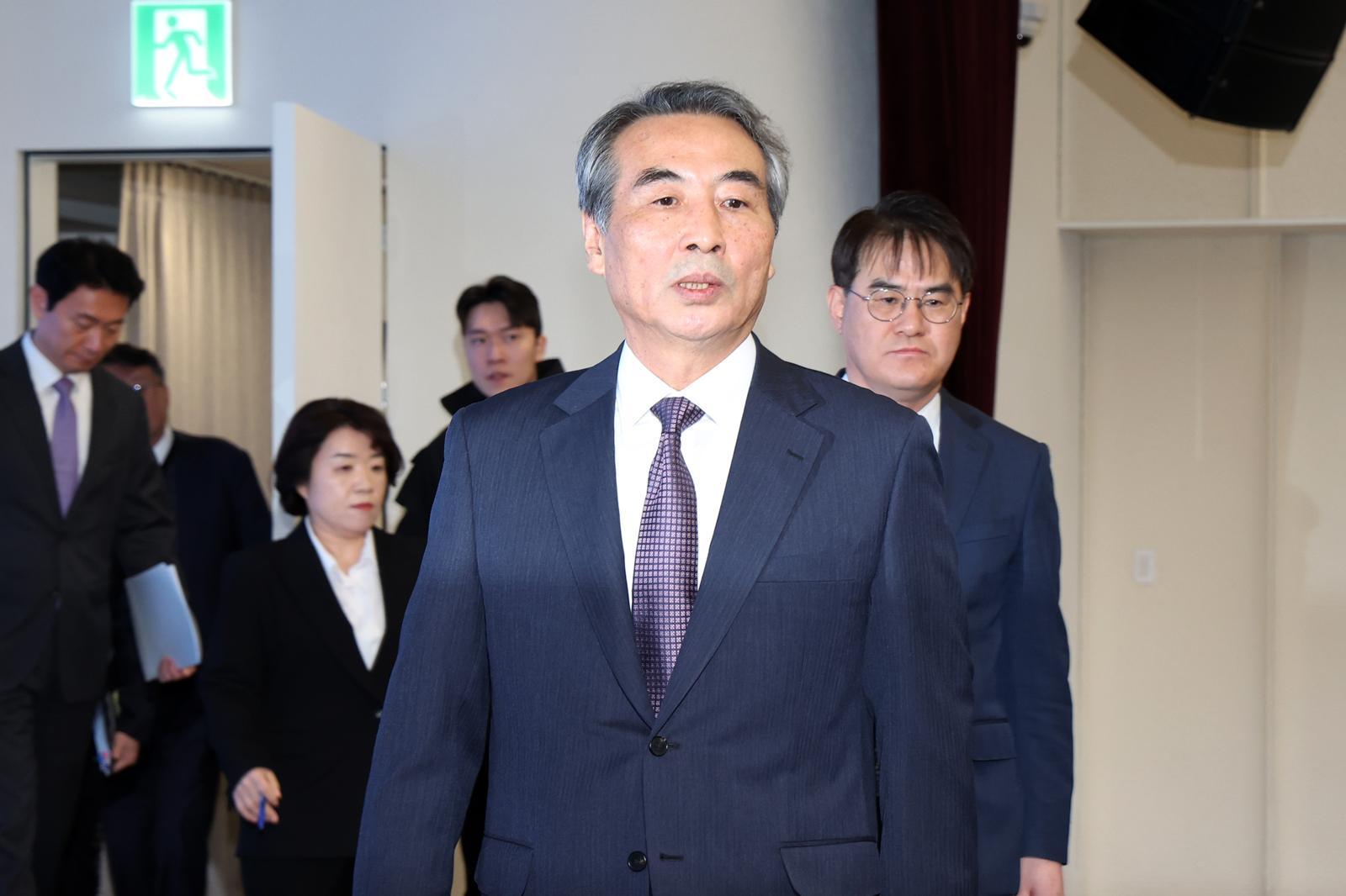 민중기 특별검사와 특검보가 29일 오전 서울 종로구 KT 광화문빌딩 웨스트에서 열린 김건희 여사의 각종 의혹 관련 최종 수사 결과 발표 브리핑에 참석하고 있다. 2025.12.29 서울=뉴시스