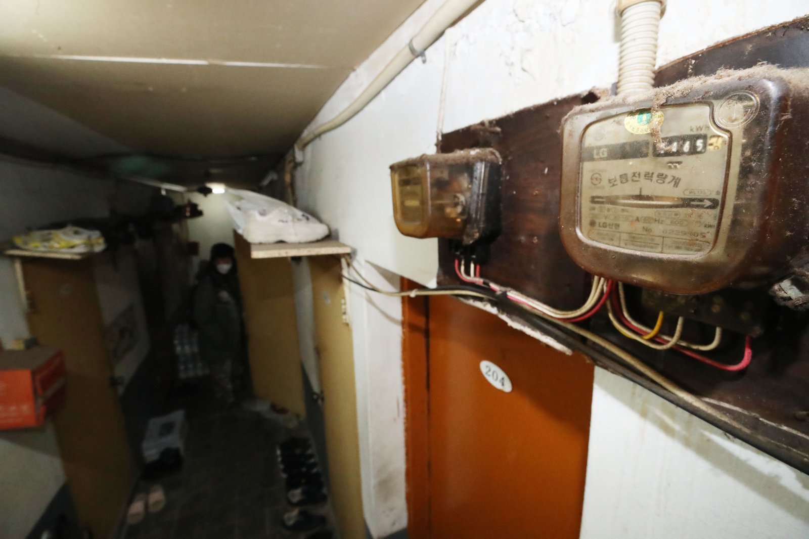 산업통상자원부가 1일 모든 기초생활수급자와 차상위계층에 올겨울 난방비로 59만2천원을 지원하는 ‘동절기 취약계층 보호 난방비 추가지원 대책’을 발표했다. 사진은 서울 용산구 동자동 쪽방촌의 전력계량기. 이 쪽방에 거주하는 기초생활수급자 A씨는 이번 지원과 관련, “쪽방에 거주하는 대다수가 거동이 불편하거나 노인들이라 지난 해 신청을 하지 못해 받지 못한 지원금도 있다”며 “등록 수급자에게 지원금과 관련한 지자체의 안내와 간편한 신청, 신청 절차조차 몰라 받지 못한 지원금에 대한 소급적용이 필요하다”고 지적했다. 2023.02.01 뉴시스