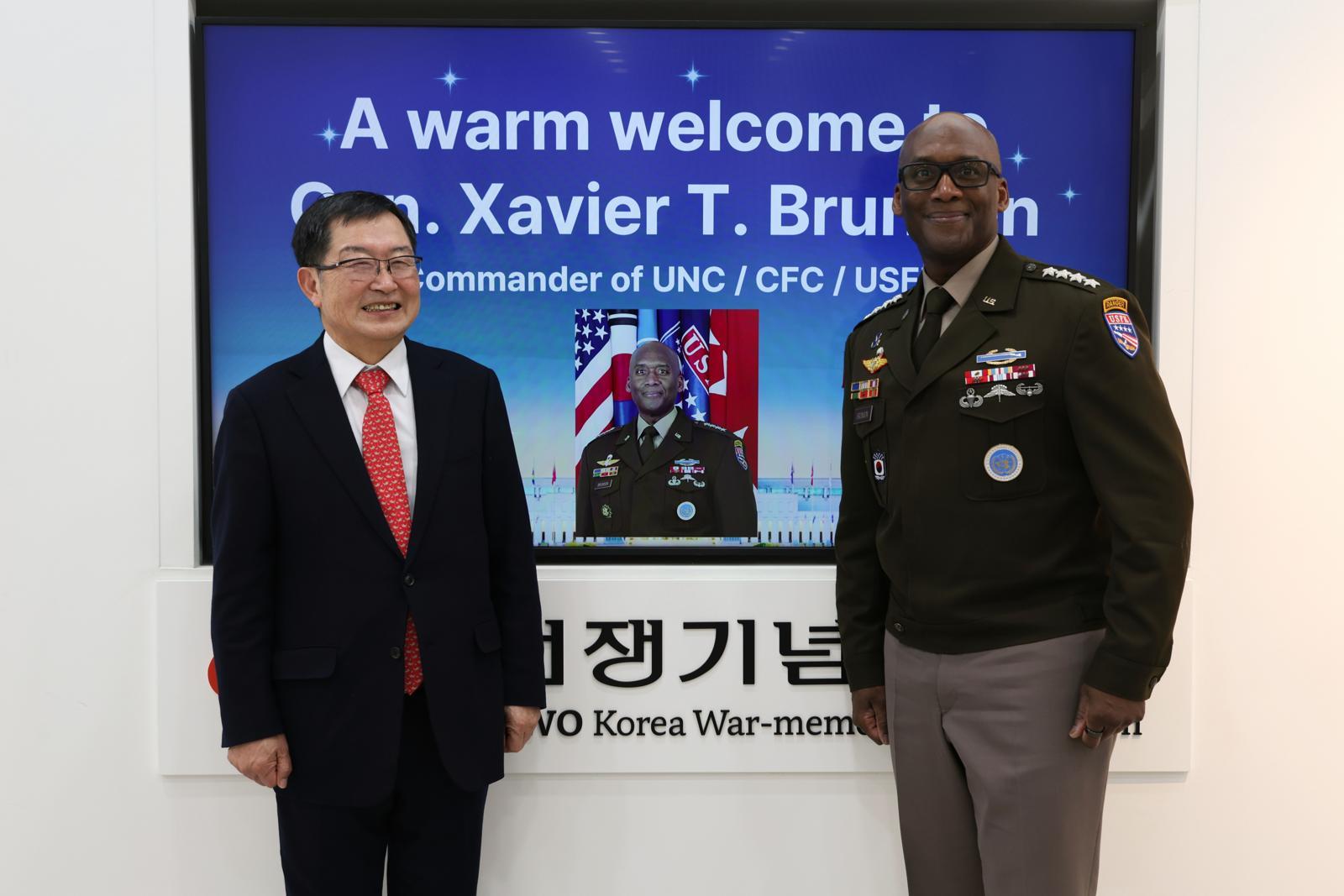 백승주 전쟁기념사업회장이 제이비어 브런슨(Xavier T. Brunson, 육군 대장) 주한미군사령관 겸 한미연합군사령관과 기념촬영하고 있다.