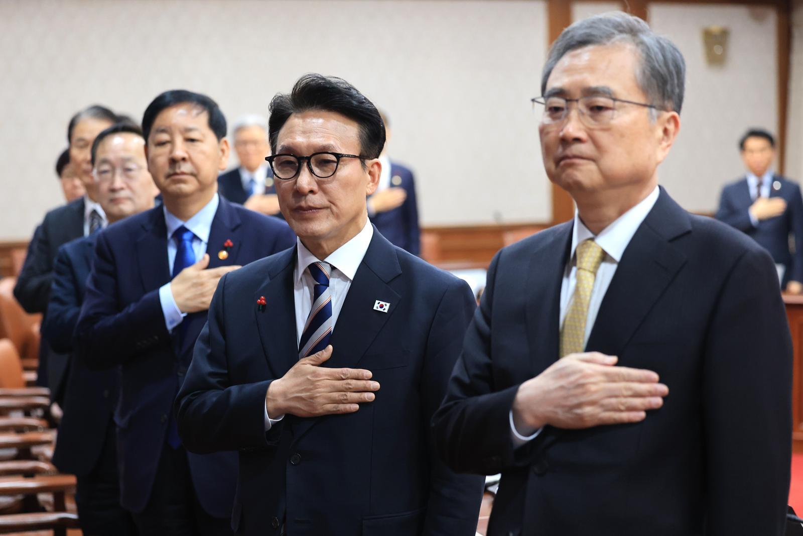 김민석 국무총리 및 국무위원들이 31일 서울 종로구 정부서울청사에서 열린 임시 국무회의에서 국민의례를 하고 있다. 2025.12.31/뉴스1