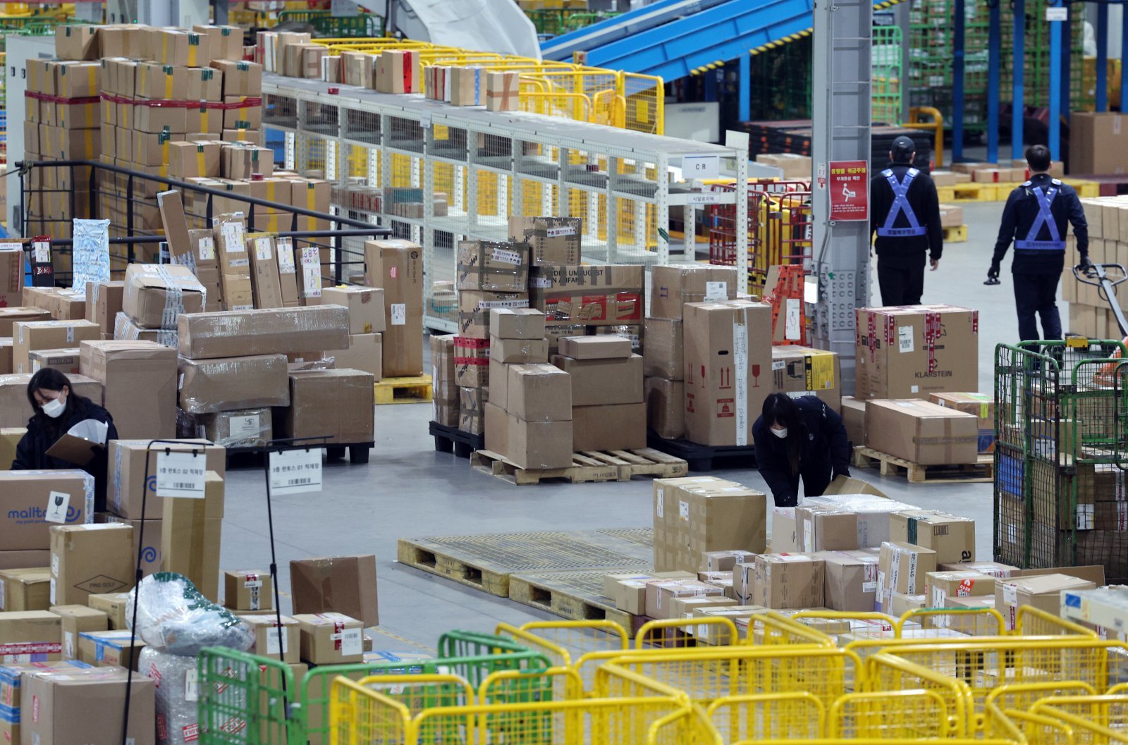 22일 오전 인천시 중구 인천공항본부세관 특송물류센터에서 관세 주무관들이 직구 물품을 살펴보고 있다.  2023.11.22/뉴스1