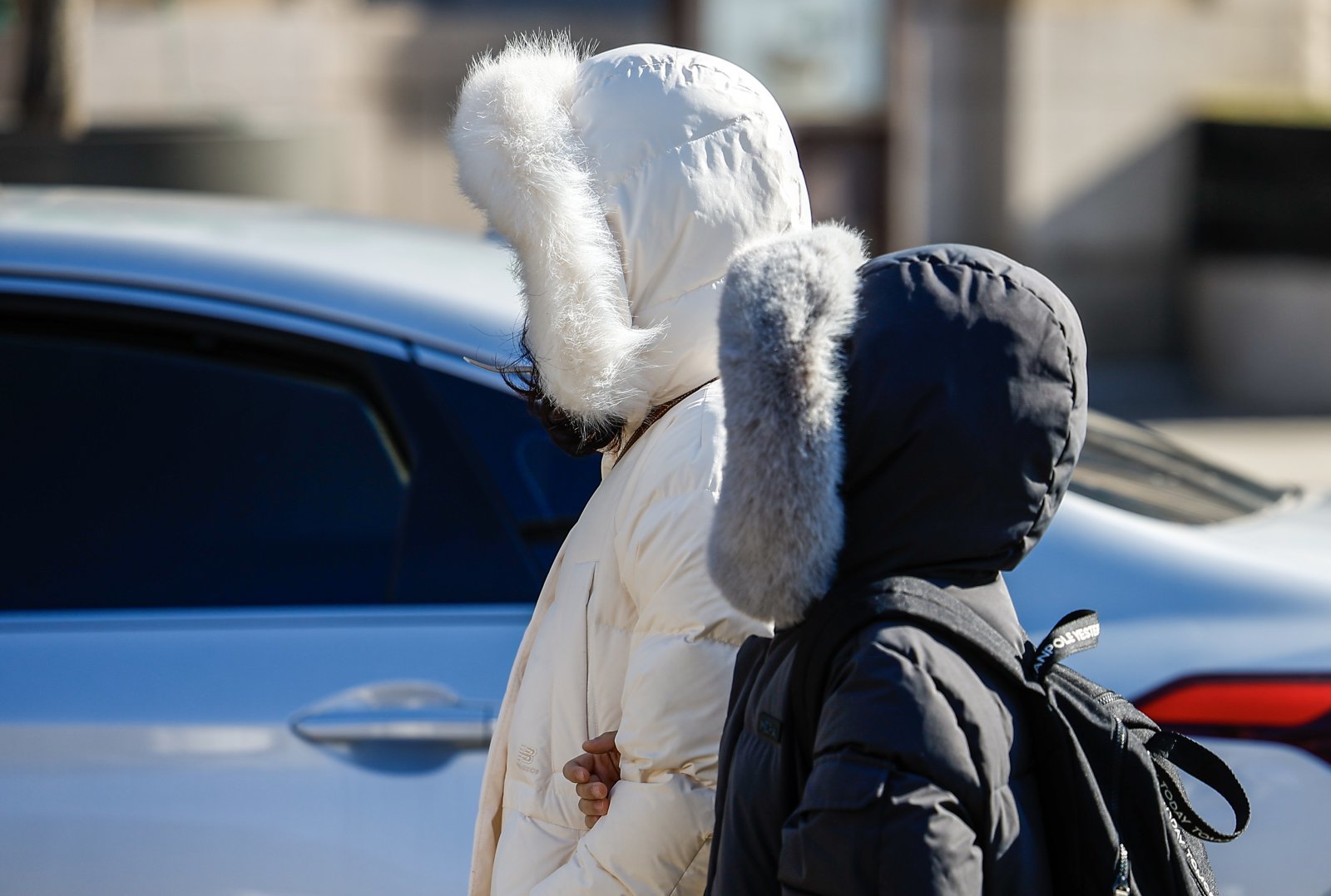 영하권 추위를 보인 25일 서울 종로구 광화문네거리에서 두꺼운 옷차림을 한 시민들이 이동하고 있다. 2025.12.25. [서울=뉴시스]