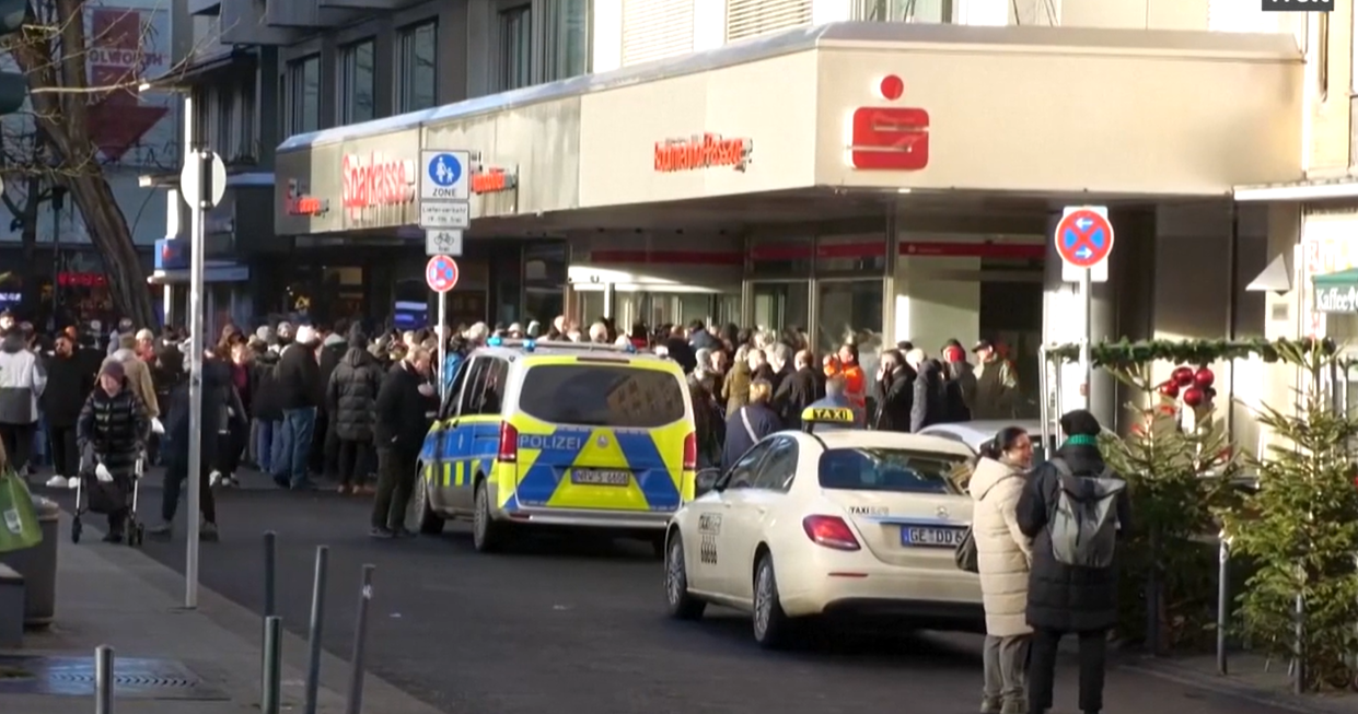 사건이 발생한 슈파르카세 은행 앞에 인파가 몰려 있다. BBC 갈무리