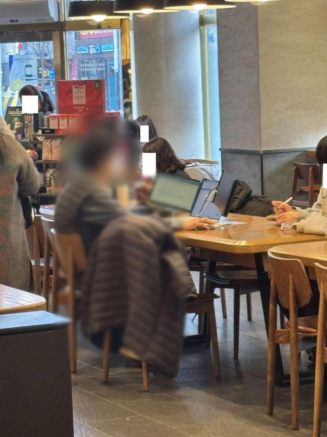 손님이 보조모니터와 짐을 놔두고 작업을 진행하는 모습. 온라인커뮤니티 보배드림 캡처