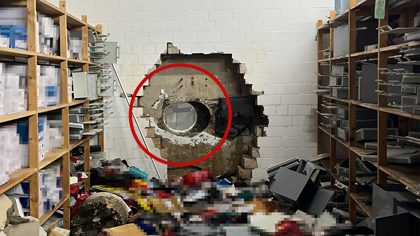 독일 은행에서 드릴로 벽을 뚫고 금고 3000개를 턴 508억 원 규모의 절도 사건이 발생했다. 독일 겔겐키르헨 경찰국 제공