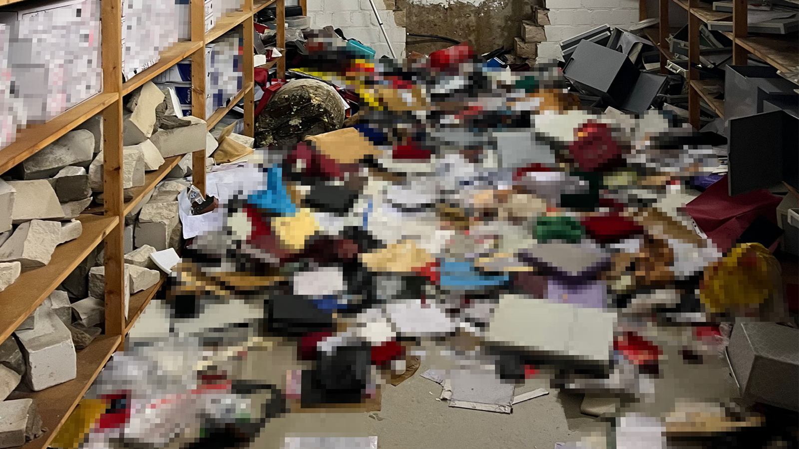 도둑들이 침입해 아수라장이 된 사건 현장. 독일 겔겐키르헨 경찰국