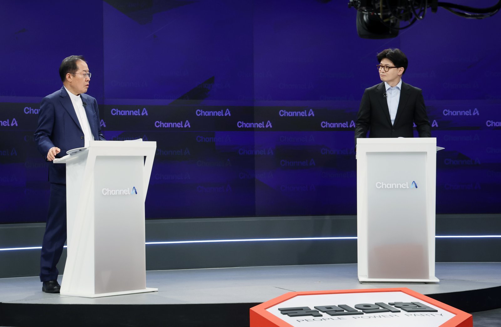 25일 오후 종로구 동아미디어센터 채널A스튜디오에서 국민의힘 대선 2차 경선 진출자인 한동훈, 홍준표 후보가 토론 시작을 기다리고 있다. 2025.04.25. [서울=뉴시스]