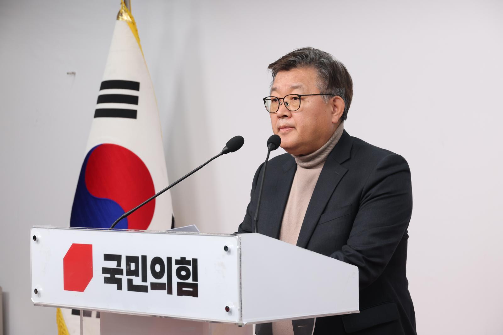 이호선 국민의힘 당무감사위원장이 16일 오후 서울 여의도  국힘 중앙당사에서 회의 결과를 발표하고 있다.당무위는 김종혁 전 최고위원을 윤리위에 회부, 당원권 정지 2년 권고 결정을 내렸다.2025.12.16. 뉴시스