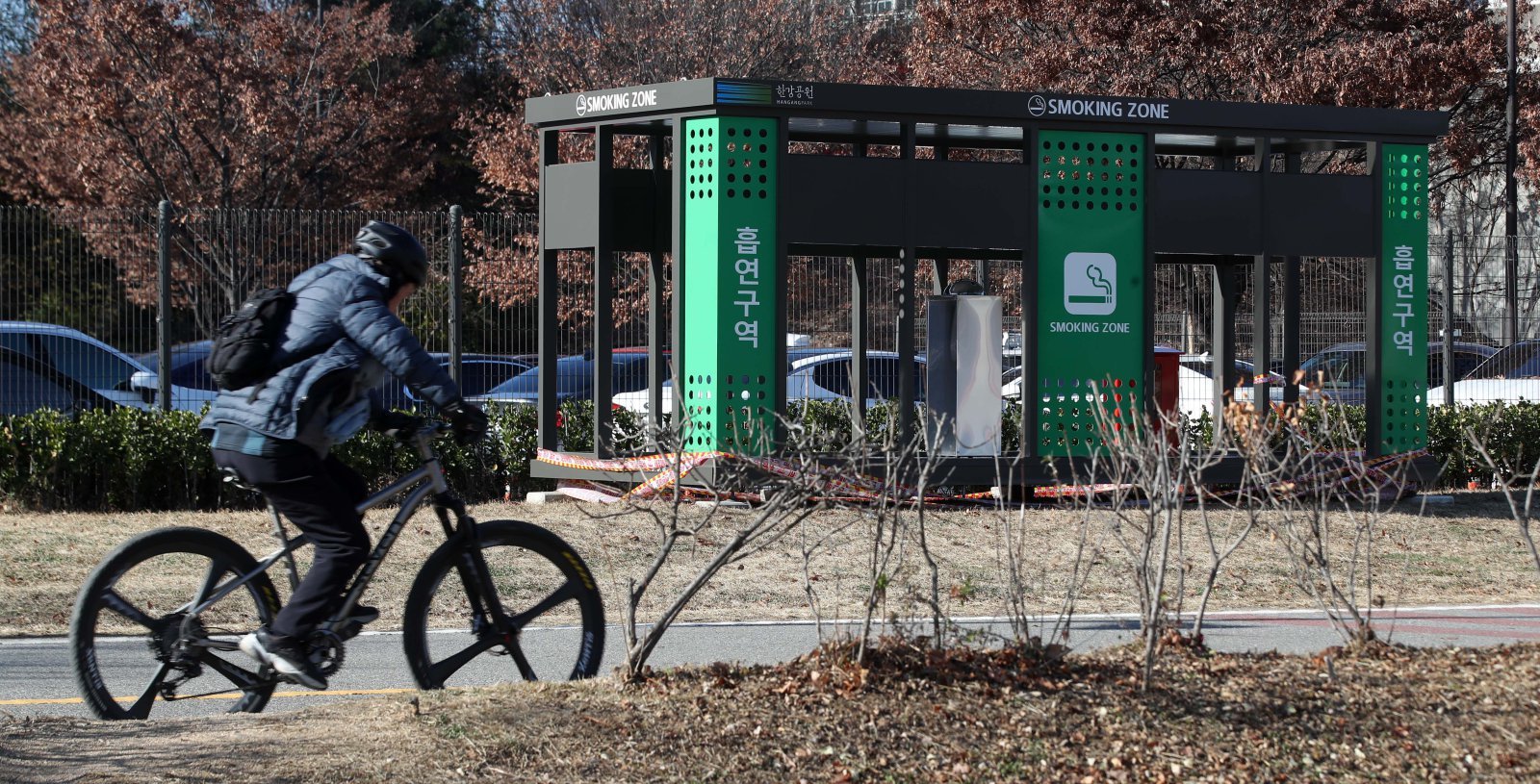 30일 서울 여의도한강공원에 흡연부스가 설치돼있다. 서울시 한강사업본부는 한강공원 내 간접흡연 피해를 최소화하고 쾌적한 공원 이용문화를 만들기 위해 한강공원 전역에 흡연부스를 설치하고 지정 구역에서만 흡연할 수 있도록 계도를 시행할 예정이다. 2022.11.30. [서울=뉴시스]
