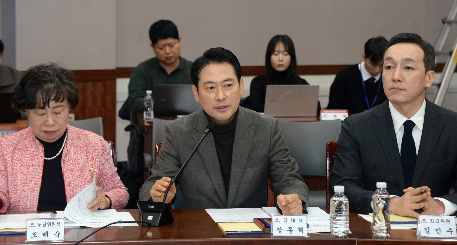 장동혁(가운데) 국민의힘 당대표가 30일 전북 김제시 한국농어촌공사 새만금33센터에서 열린 ‘국민의힘-전북특별자치도 정책간담회’에 참석해 인사말을 하고 있다. 2025.12.30. [김제=뉴시스]
