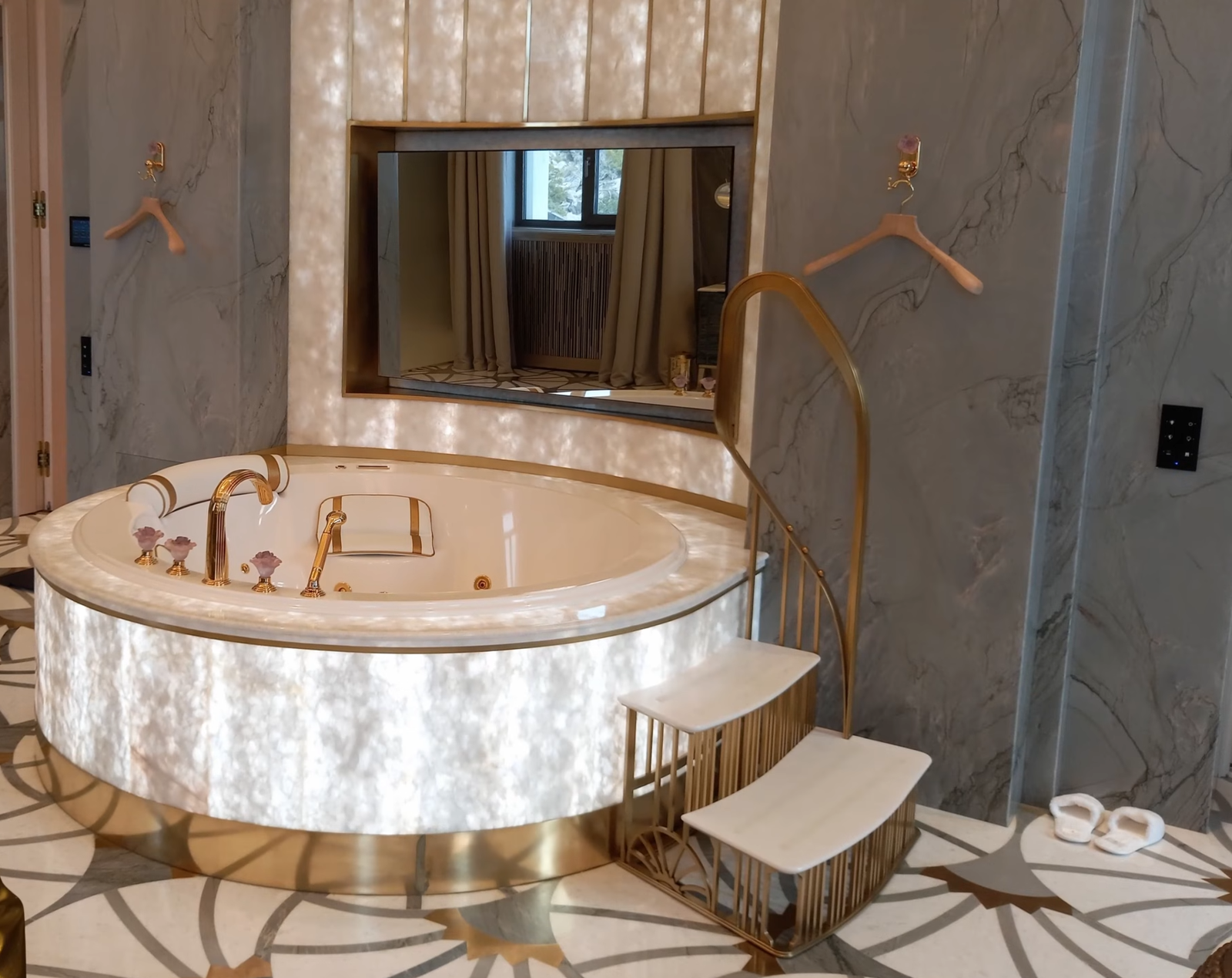 황금으로 도금된 비밀궁전 내 화장실 내부.사진 출처 러시아 반부패재단(FBK) 유튜브