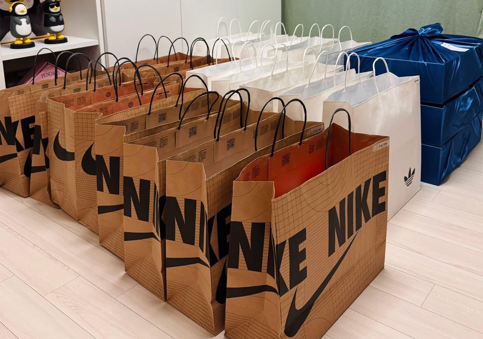 올해 A 씨 부부가 기부한 브랜드 신발들. 보배드림 갈무리