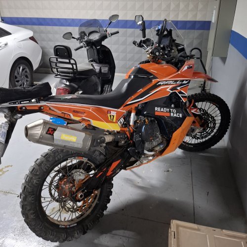 경기도청이 발견한 고액 체납자의 수입 오토바이. 경기도청 제공