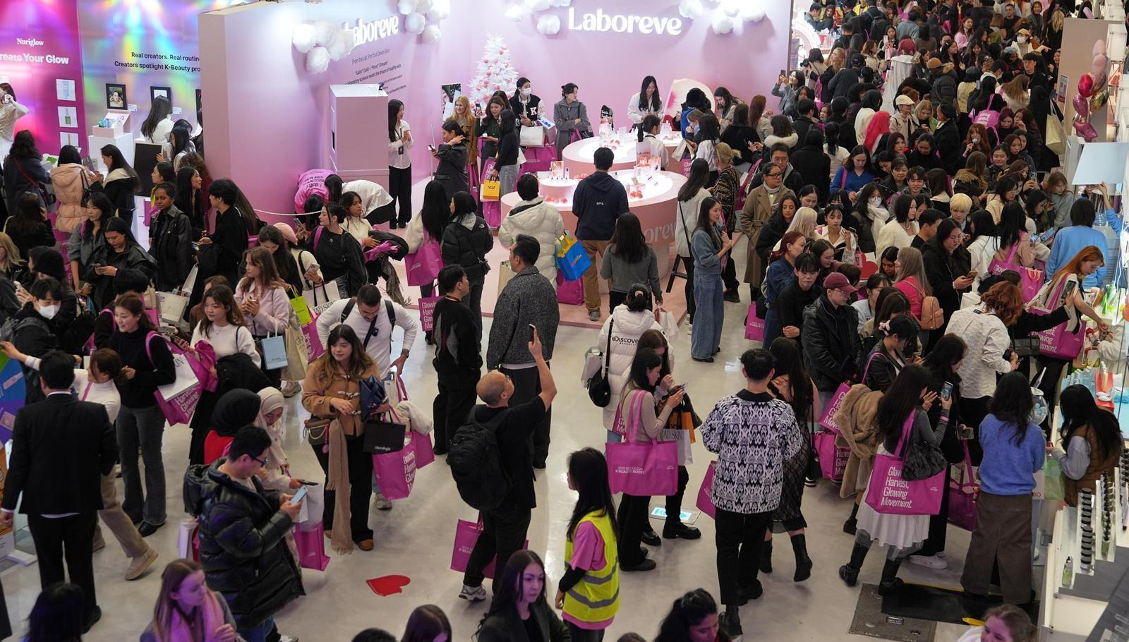 29일 서울 중구 동대문디자인플라자(DDP)에서 열린 인플루언서 박람회 ‘서울콘’의 ‘K뷰티 부스트’ 행사장에서 방문객들이 국내 화장품 업체들의 제품을 살펴보고 있다. 서울콘은 ‘서울’과 ‘콘텐츠’를 합친 이름의 글로벌 콘텐츠 박람회로, 올해로 3회째를 맞았다. 서울경제진흥원(SBA) 제공