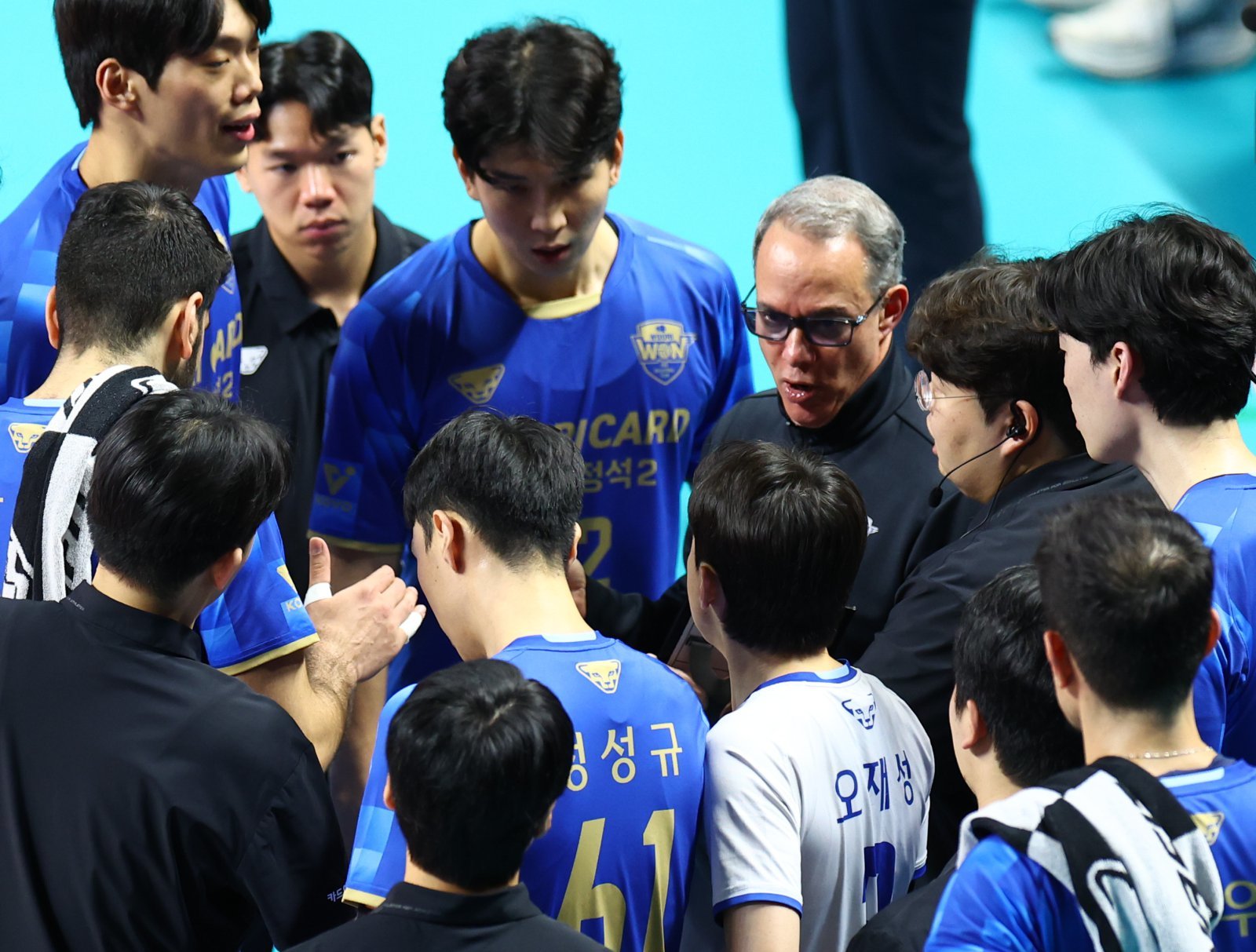 4일 서울 중구 장충체육관에서 열린 진에어 2025~2026 V-리그 남자부 대한항공 점보스와 우리카드 우리WON의 경기, 우리카드 마우리시오 파에스 감독이 선수들에게 지시하고 있다. 2025.12.04 뉴시스