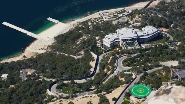 최근 러시아 시민단체인 러시아 반부패재단(FBK)이 블라디미르 푸틴 러시아 대통령의 초호화 비밀궁전이라며 공개한 전경 사진. 2014년 러시아가 강제 병합한 우크라이나 남부 크림반도 흑해 연안 절벽에 있다. 사진 출처 러시아 반부패재단(FBK) 유튜브