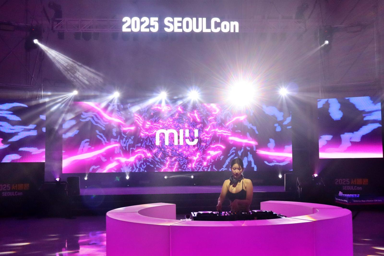 2025 서울콘 메가 인플루언서 EDM 파티에 참여한 ‘DJ MUI’ / 출처=IT동아