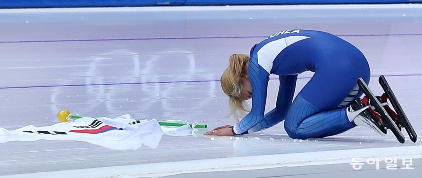 김보름이 2018년 평창 올림픽 때 은메달을 딴 뒤 관중석을 향해 큰 절을 하고 있다. 김보름은 억울한 ‘왕따 주행’ 논란을 이겨내고 값진 은메달을 목에 걸었다. 강릉=홍진환 기자 jean@donga.com