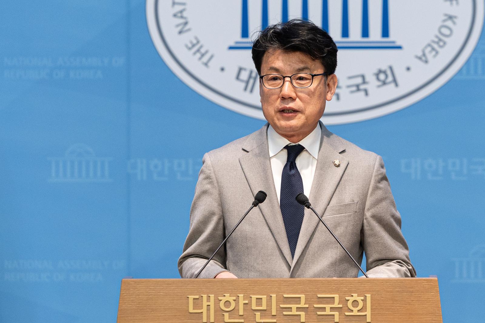 진성준 더불어민주당 의원이 31일 서울 여의도 국회 소통관에서 원내대표 선거 출마 기자회견을 하고 있다. 2025.12.31/뉴스1