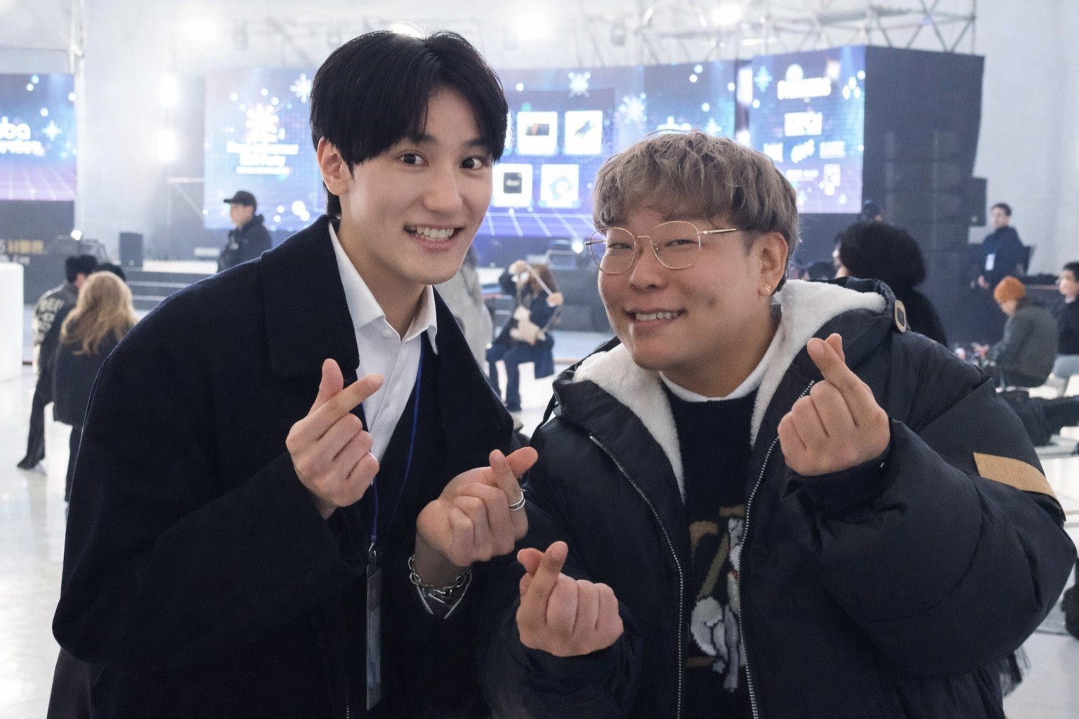 2025 서울콘 메가 인플루언서 EDM 파티에 참여한 인플루언서 ‘잇세이’와 ‘어비’(왼쪽부터) / 출처=IT동아