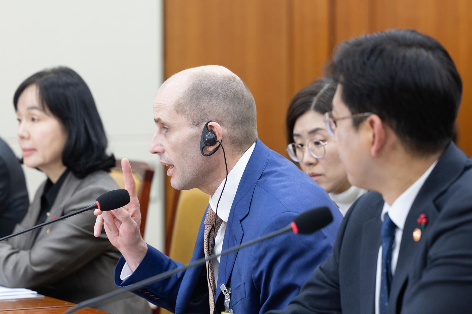 해롤드 로저스 쿠팡 대표이사가 31일 서울 여의도 국회에서 열린 제430회국회(임시회) 쿠팡 침해사고 및 개인정보 유출, 불공정 거래, 노동환경 실태 파악과 재발방지 대책 마련을 위한 연석 청문회에 출석해 의원 질의에 답변하고 있다. 이를 배경훈 과학기술정보통신부 장관 겸 부총리(오른쪽)가 바라보고 있다. 2025.12.31/뉴스1