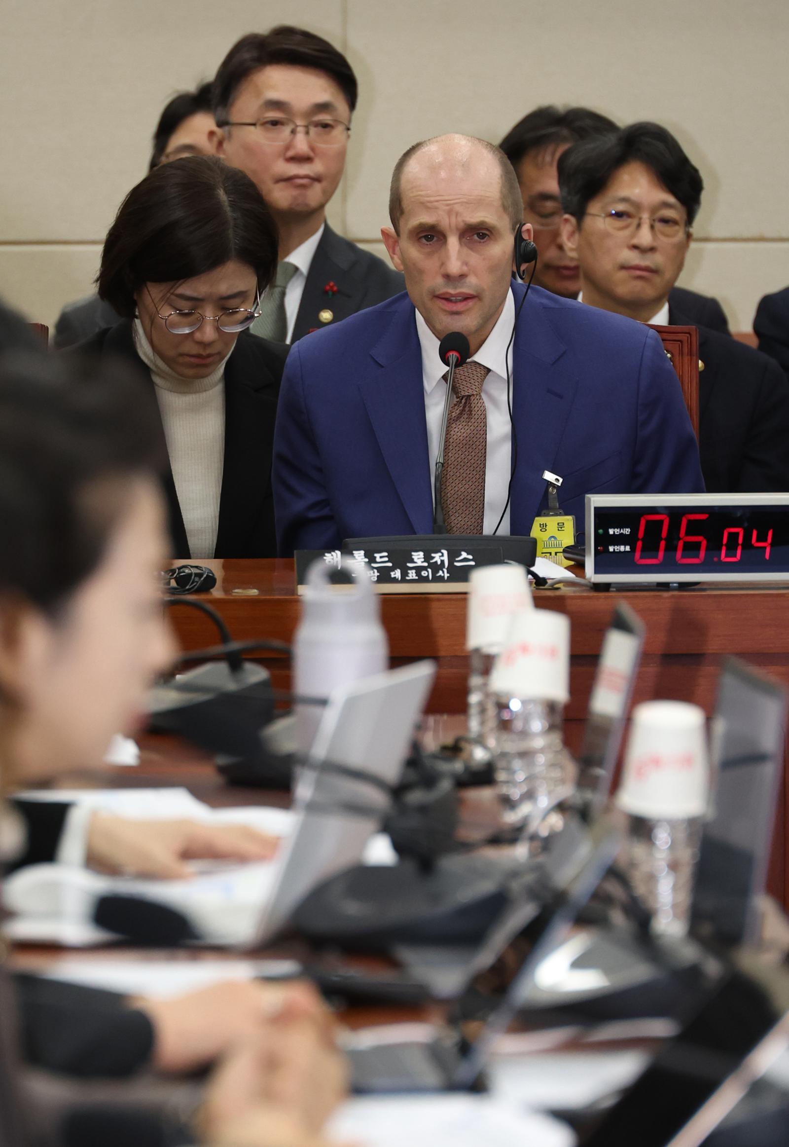 해롤드 로저스 쿠팡 대표이사가 31일 오후 서울 여의도 국회에서 열린 쿠팡 침해사고 및 개인정보 유출, 불공정 거래, 노동환경 실태 파악과 재발방지 대책 마련을 위한 연석 청문회에서 의원 질의에 답변을 하고 있다. 2025.12.31. 뉴시스