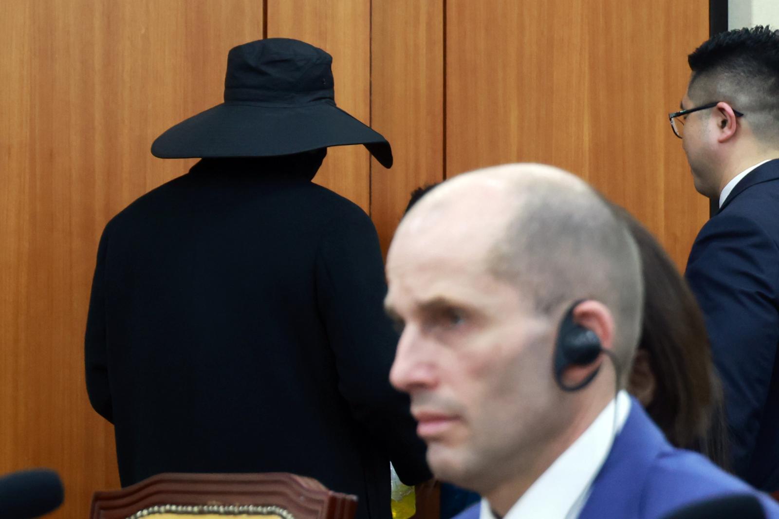 30일 서울 여의도 국회에서 열린 쿠팡 침해사고 및 개인정보 유출, 불공정 거래, 노동환경 실태 파악과 재발방지 대책 마련을 위한 청문회에서 얼굴을 가린 참고인이 쿠팡 관련 진술을 마친 뒤 비공개 참고인석으로 향하고 있다. 2025.12.30. 뉴시스