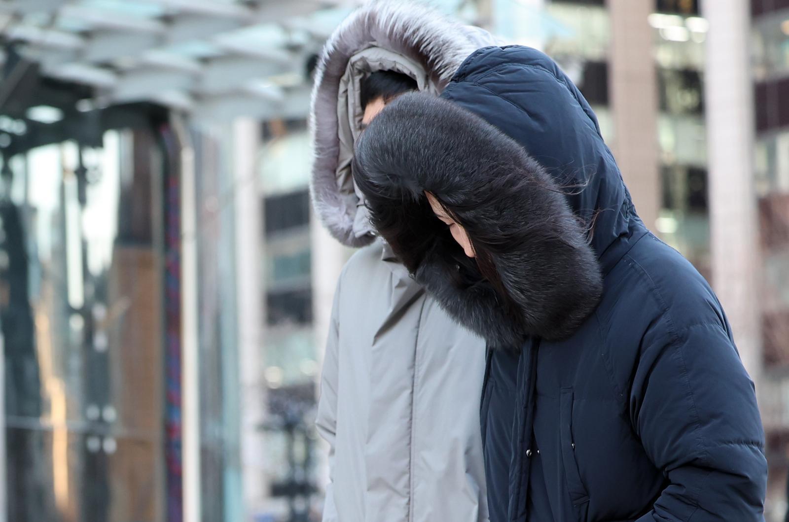 서울의 아침 기온이 영하 7도를 보이며 강추위가 찾아온 31일 오전 서울 종로구 광화문네거리에서 두꺼운 옷을 입은 시민들이 발걸음을 재촉하고 있다. 2025.12.31. 뉴시스