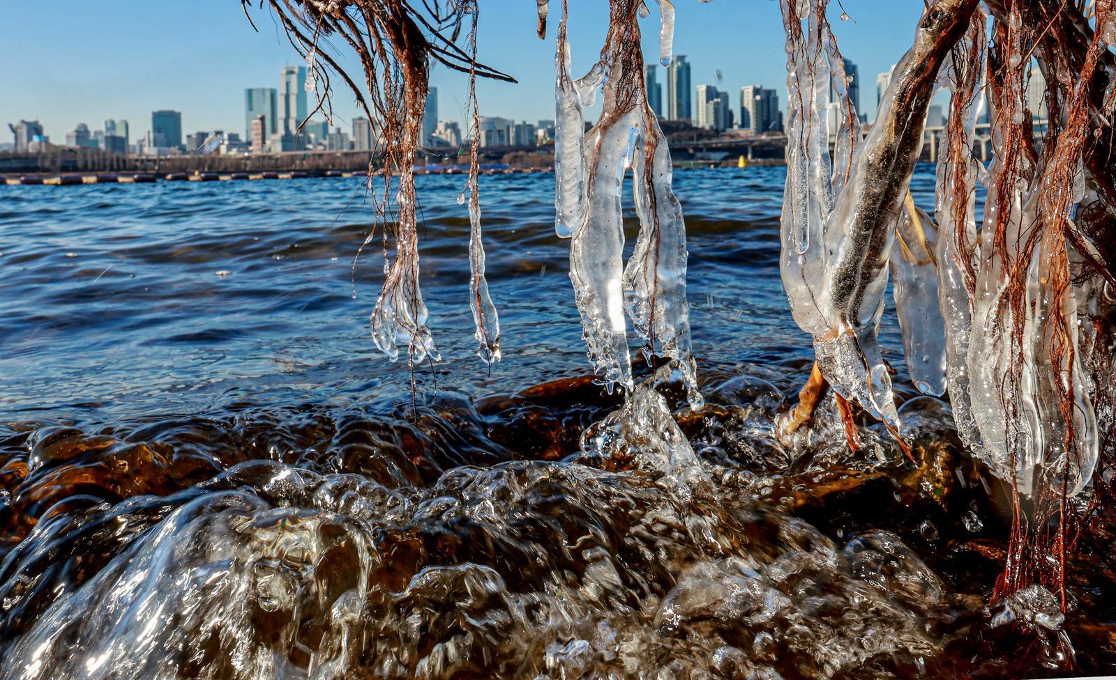 영하권 추위로 본격적인 겨울날씨를 보인 31일 서울 광진구 인근 한강에 고드름이 얼어있다. 2025.12.31/뉴스1