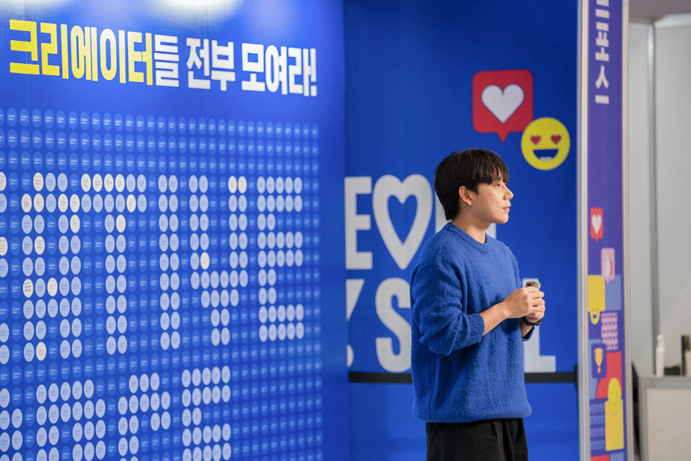 한 크리에이터가 부스 앞에서 방송 진행을 준비 중이다 / 출처=IT동아