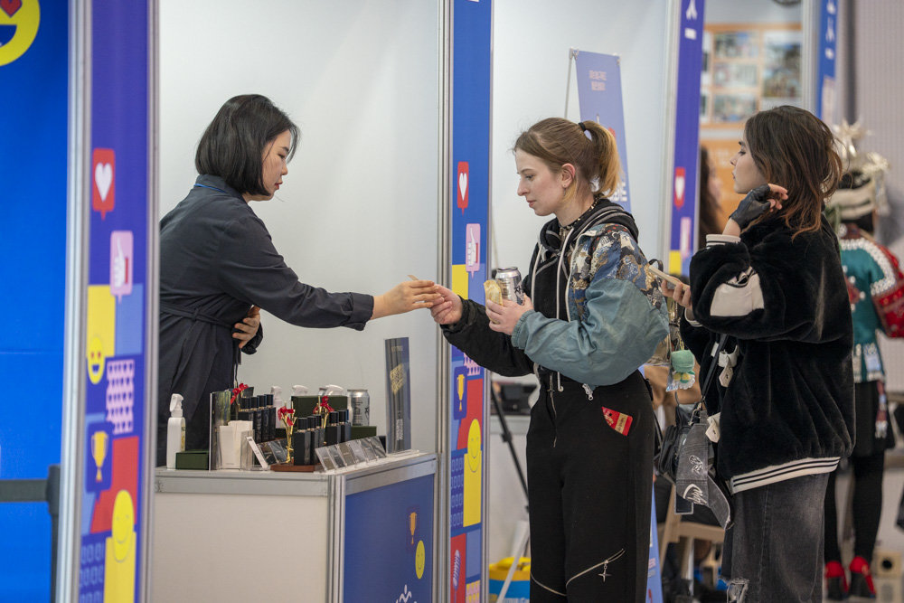 외국인 참관객이 유튜버 센트위키의 크리에이티브포스 부스에 방문했다 / 출처=IT동아