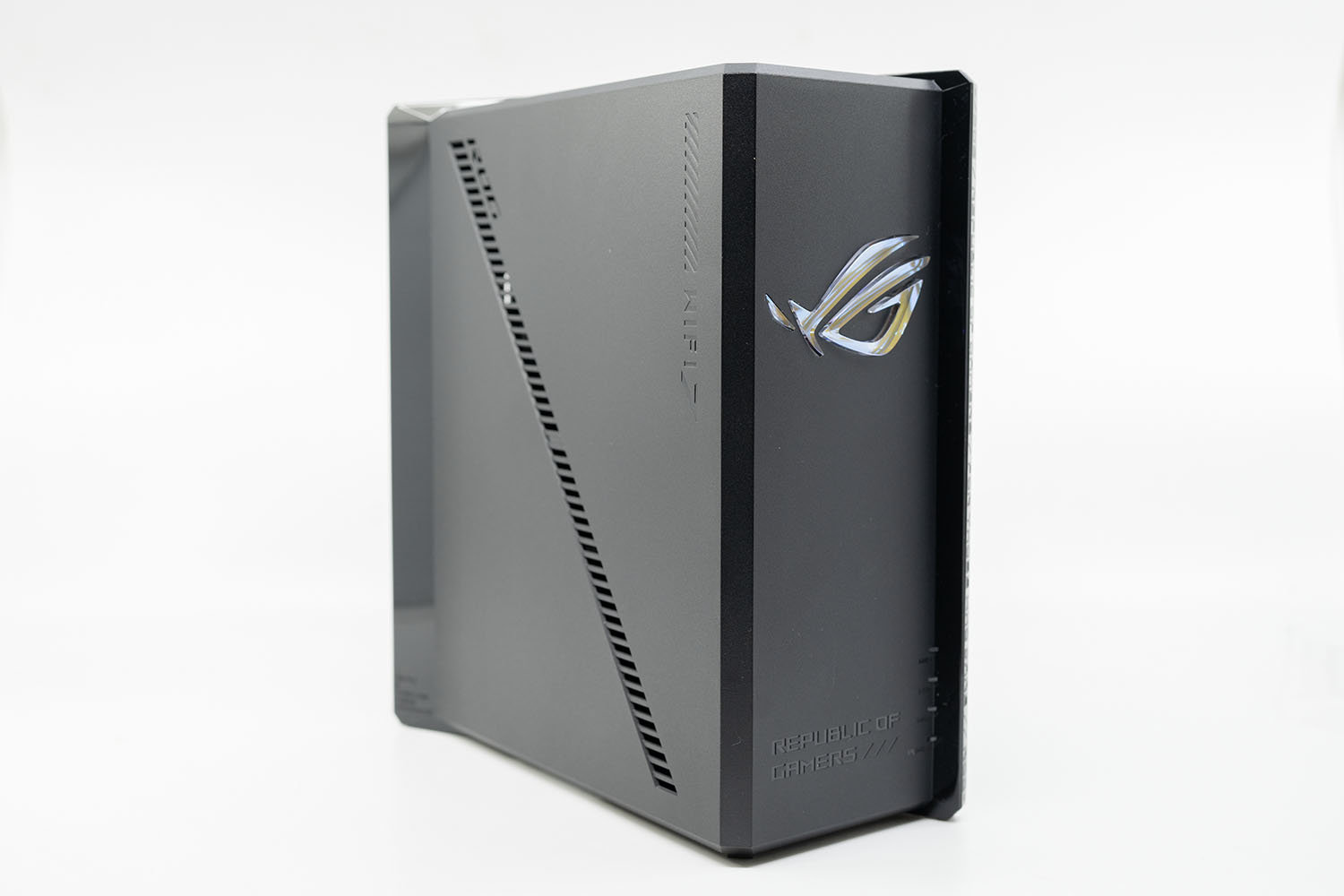 에이수스 ROG STRIX GS-BE7200X는 안테나 노출 없는 디자인을 채택했다 / 출처=IT동아