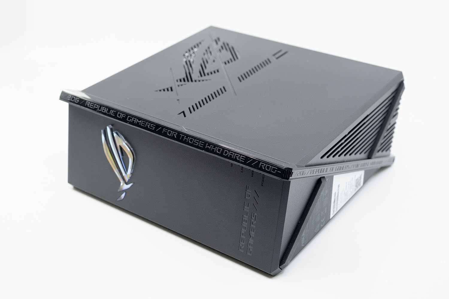 세로가 아닌 가로로 눕혀 설치해도 문제 없다 / 출처=IT동아